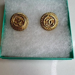 Chanel vintage Gold CC Logo Clip-on earrings